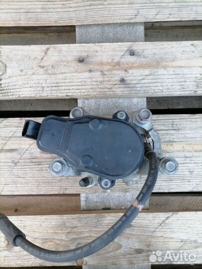 Задний левый тормозной суппорт Мазда CX-9