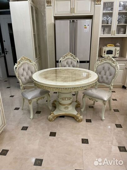 Стол и стулья