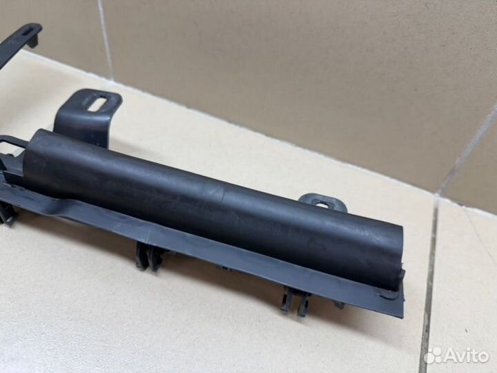 Уплотнитель капота левый Mercedes-Benz E W213 2.0