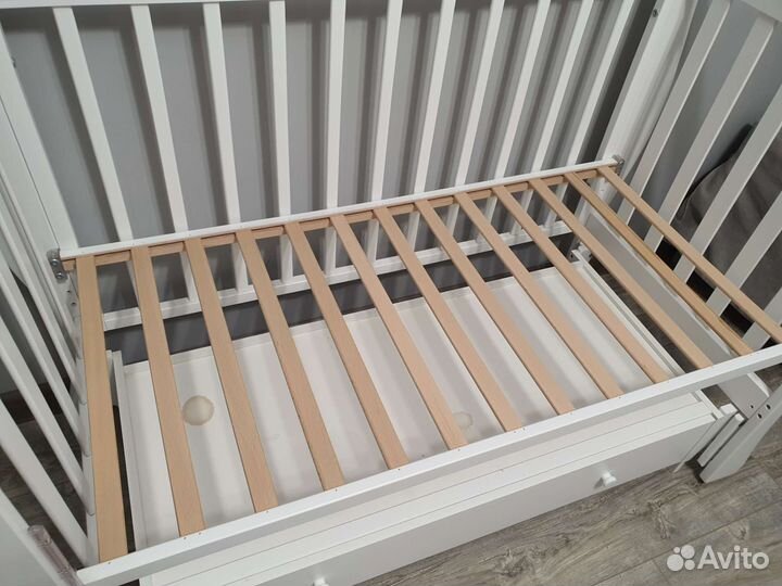 Детская кроватка с маятником и матрасом