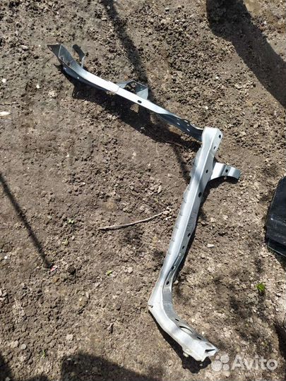 Toyota rav 4 левый кронштейн телевизора