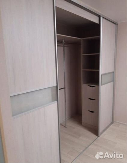 Рабочая зона у окна с распашным шкафом