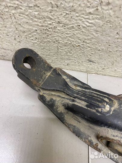 Рычаг передний левый нижний