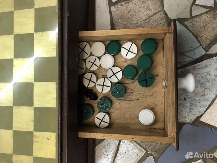 Старый ящик для шашек и шахмат