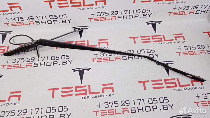 Поводок стеклоочистителя правый Tesla Model X 2020