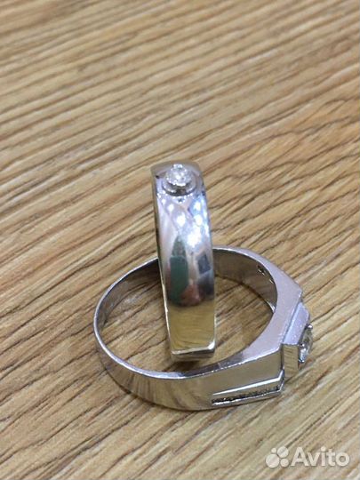 Кольцо с бриллиантом