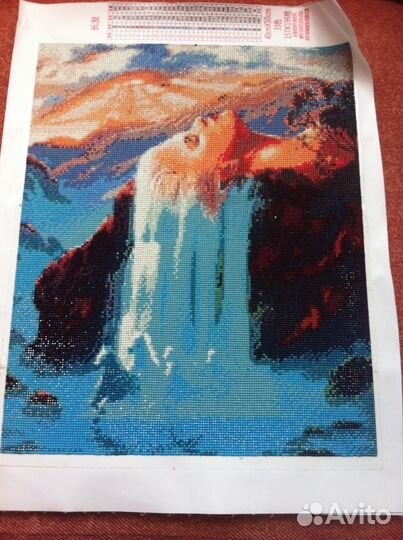 Готовые картины выложены стразами