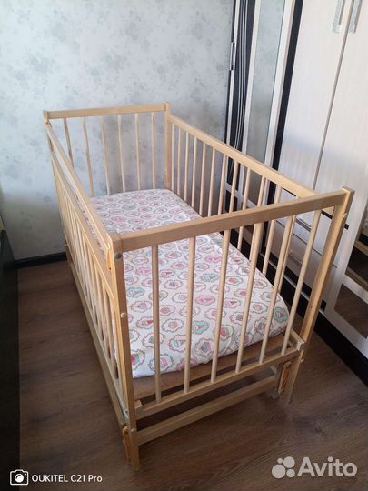 Детская кроватка с маятником