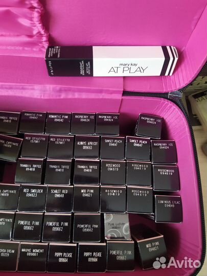 Помады и блеск Mary Kay разные