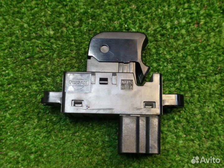 Кнопка стеклоподъемника задняя правая Nissan Note