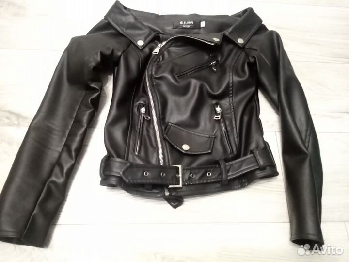 Кожаная куртка с открытыми плечами