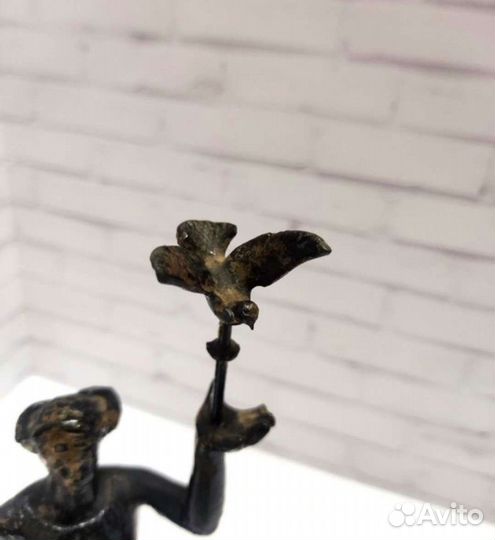 Статуэтка девушка с голубем