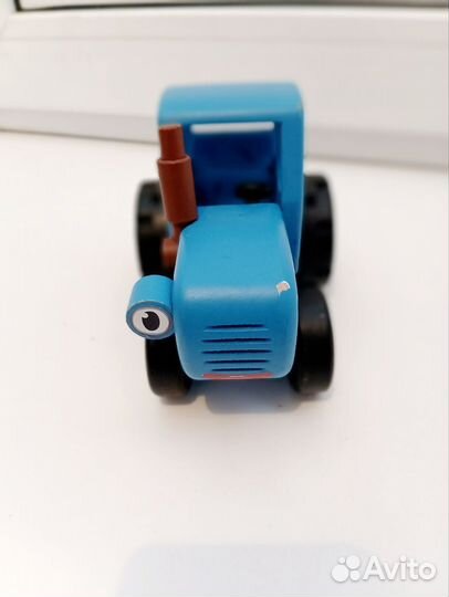 Синий трактор деревянный