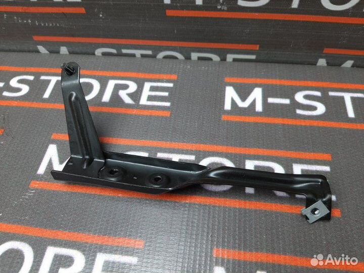 Кронштейн обшивки задний левый Mercedes-Benz