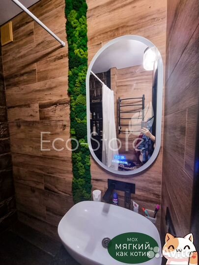 Узкое панно из мха в ванную