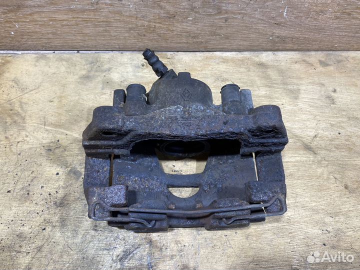 Суппорт передний левый Renault Scenic 3 S108