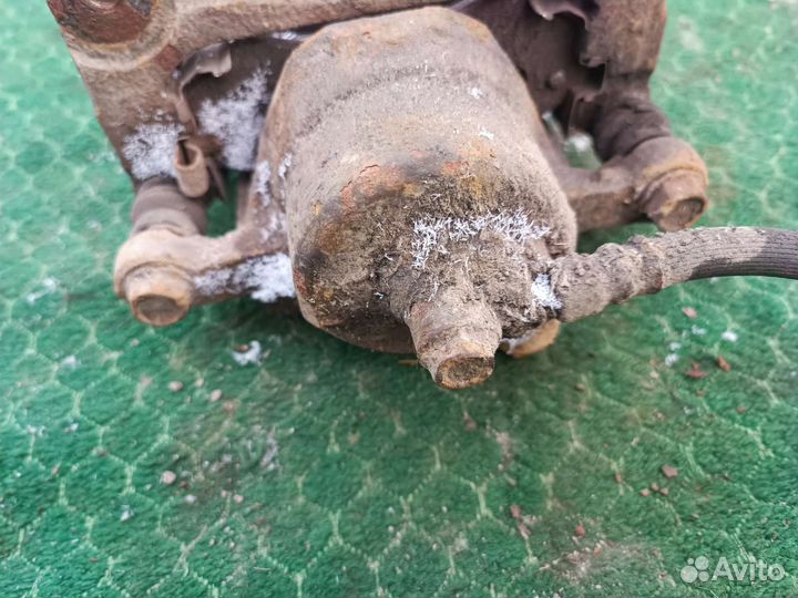 Суппорт передний левый на Ниссан Альмера N15 1999г