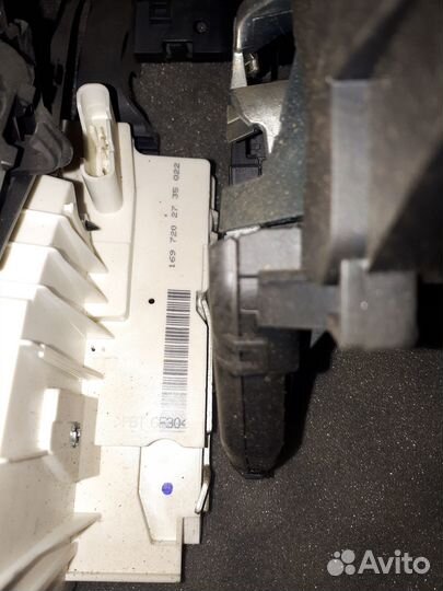 Замок двери передней левой Mercedes Benz