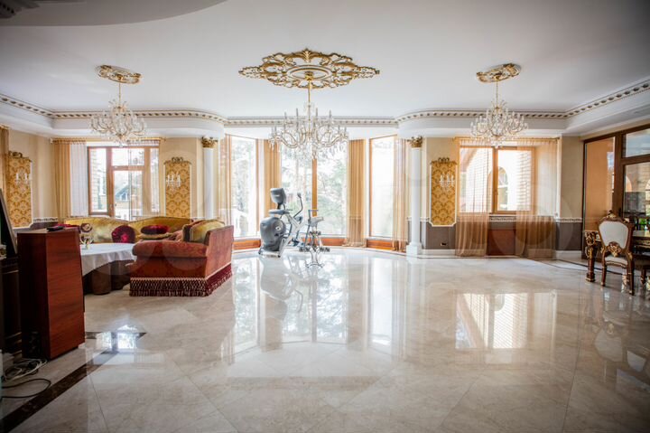 Дом 696 м² на участке 13 сот.