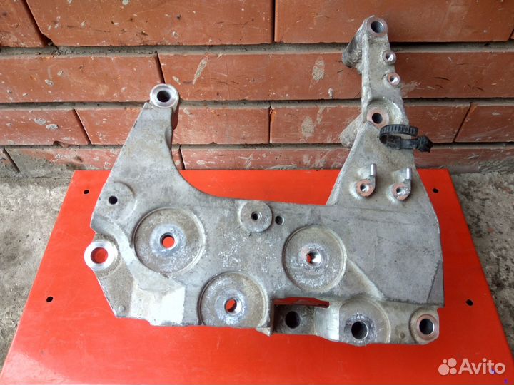 Кронштейн двигателя правый Renault Koleos 2.5 2TR