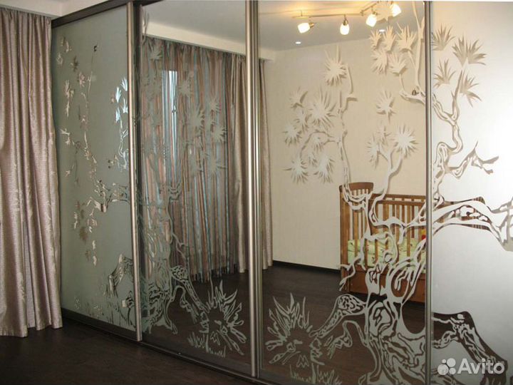 Двери купе с пескоструйным рисунком на зеркале