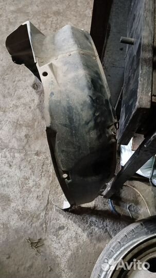 Передний правый подкрылок hyundai accent