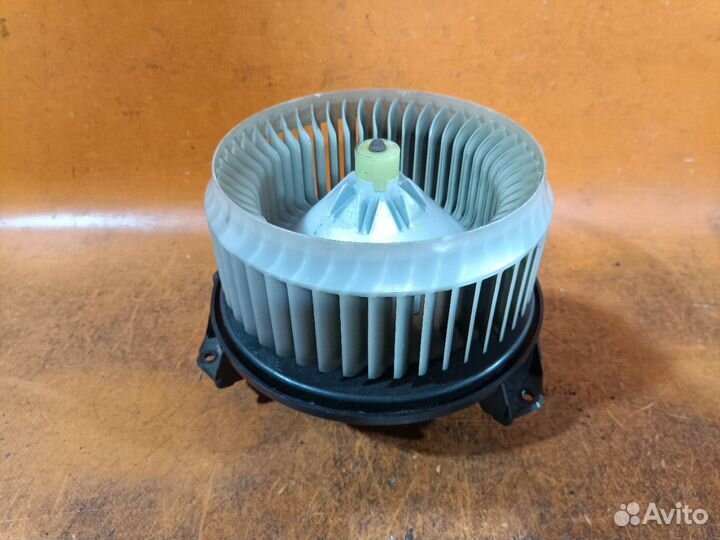 Мотор печки Toyota Noah ZRR70G