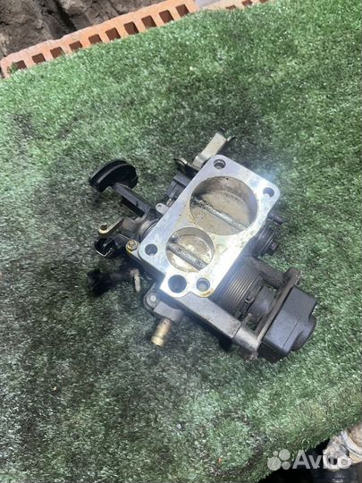 Дроссельная заслонка Audi 100c4 AAH 2.8