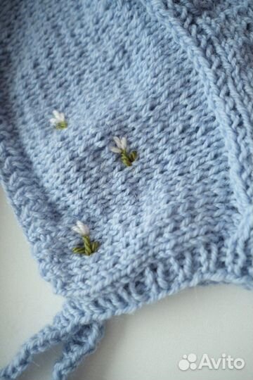 Вязаный чепчик с вышивкой