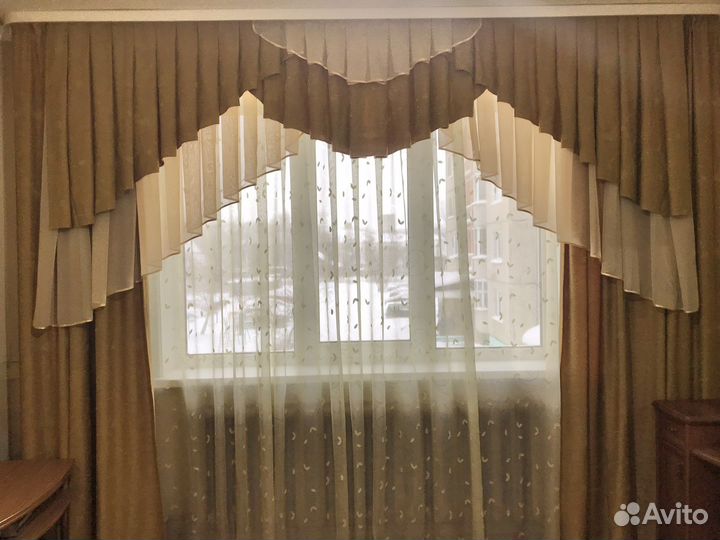 Шторы для зала с ламбрекеном и подхватами