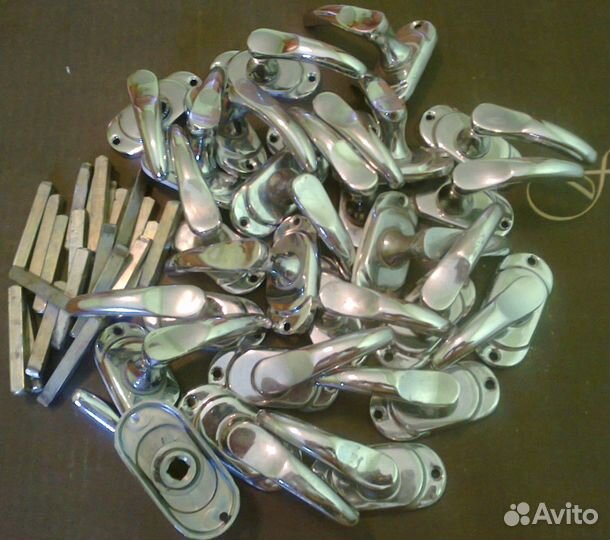 Дверь деревянная,ручки для двери