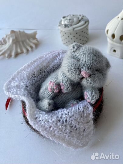 Вязаный спящий котенок, котик