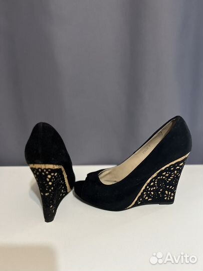 Босоножки женские на танкетке