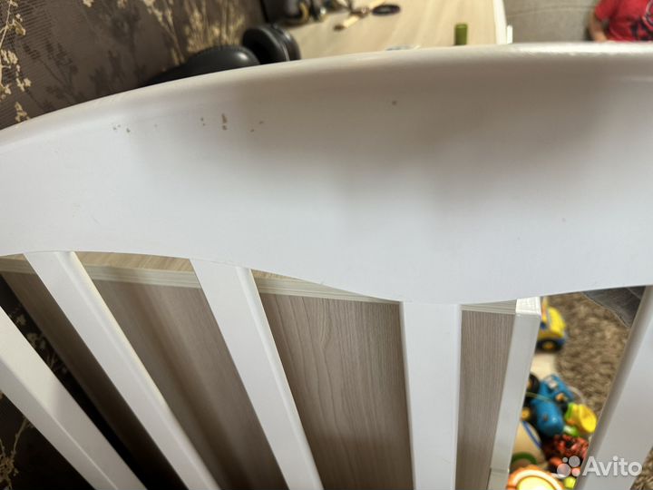 Детская кроватка с маятником белая