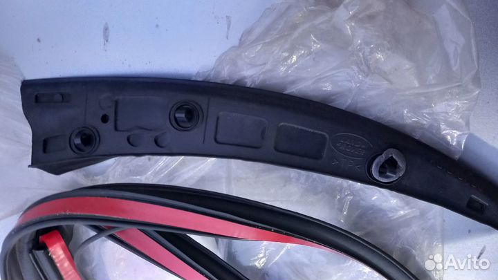 Freelander 2 уплотнитель кузова правый LR021925