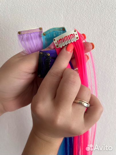 Цветные пряди на заколках для волос