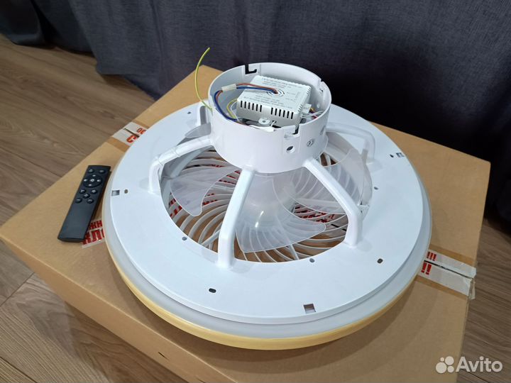 Продам потолочный вентилятор с освещением