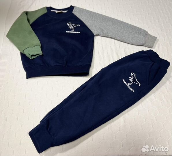 Спортивный костюм с динозавром