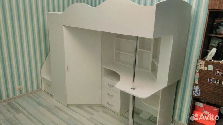 Кровать чердак со столом и шкафом