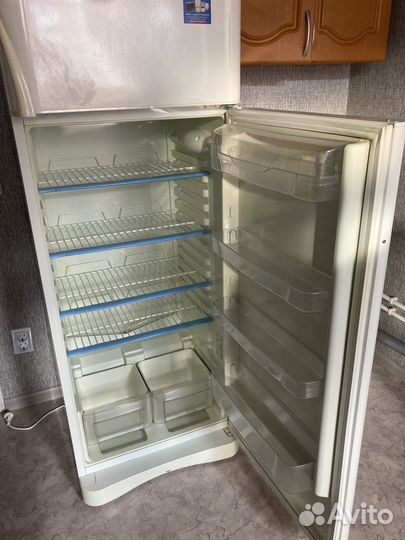 Холодильник Indesit