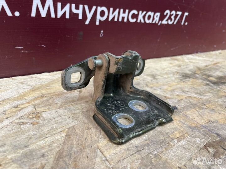 Петля двери задняя левая Renault Duster