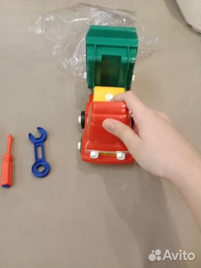 Игрушечный грузовик