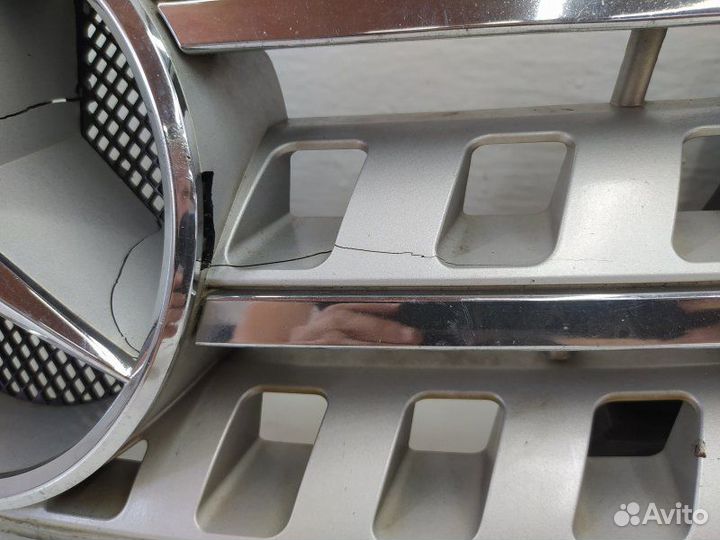 Б/У Б/У Решетка радиатора Дефект- трещины, Дефект