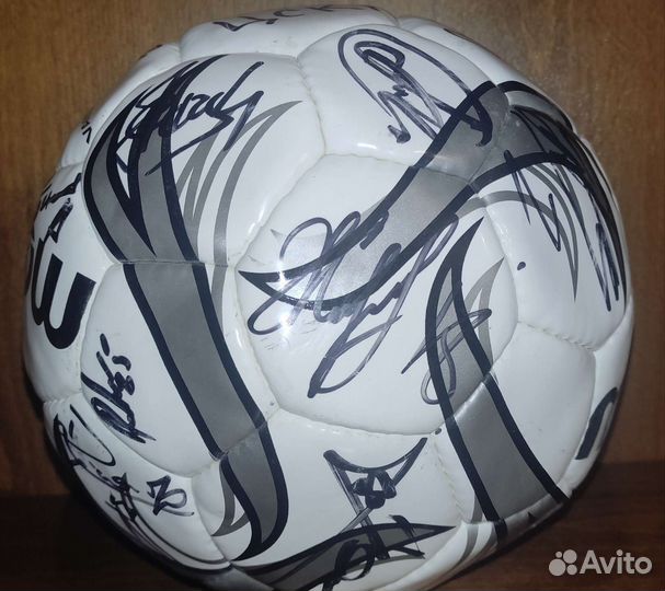 Футбольный мяч с автографами игроков цска