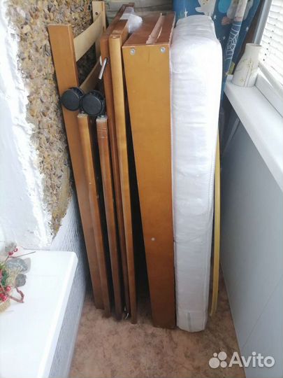 Детская кроватка на колесиках