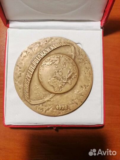 Настольная медаль