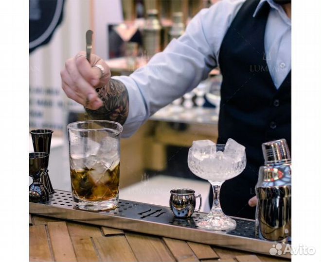 Бармен в кафе с проживанием