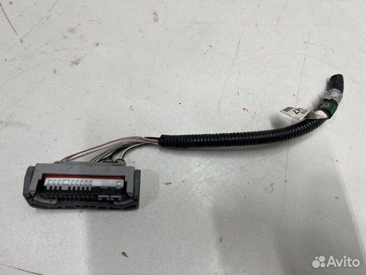 Штекер на фару передний Toyota Camry V70/V75