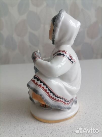 Статуэтка якутка с севрюгой