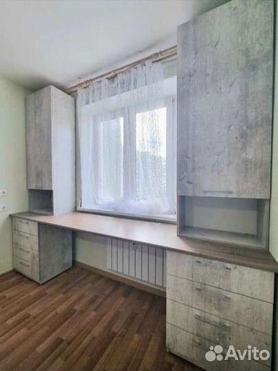 Стол с ящиками и полками.Новый